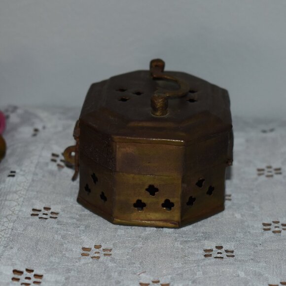 Vintage Antique Small Brass Incense Trinket Cricket Box Gothic Farmhouse Decor - Picture 13 of 14